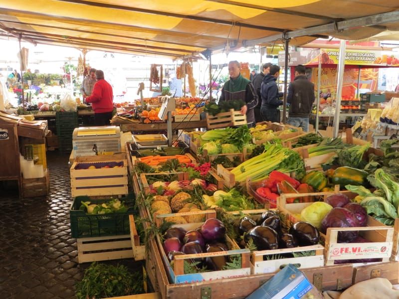 Banchi di un mercato a Roma